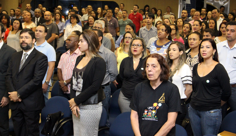 O público acompanhou de pé a axecução do hino nacional (Foto: Fred LaRocca)